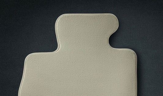 Juego de alfombrillas de moqueta color oyster OEM 51477230377 para BMW Serie 6 F12, F12N, F13, F13N con xDrive. Original BMW.
