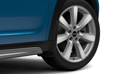 Juego de guardabarros delanteros negros (2 uds) OEM 82162410137 para MINI Countryman F60 y F60 LCI (Cooper tracción delantera)... y más. Original MINI.