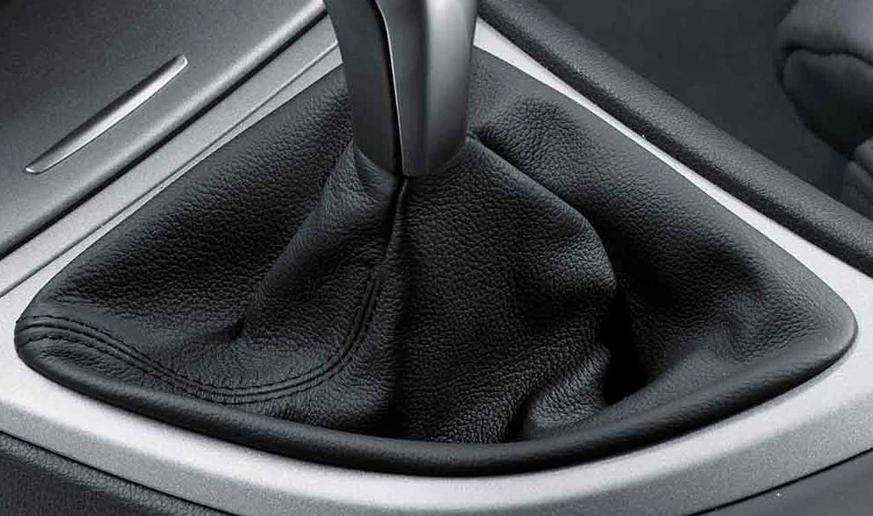 Fuelle funda palanca de cambios negra OEM 25117588037 para BMW F25 y F26. Recambio original BMW.