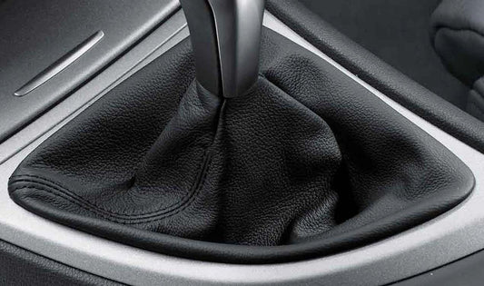 Fuelle funda palanca de cambios negra OEM 25117588037 para BMW F25 y F26. Recambio original BMW.