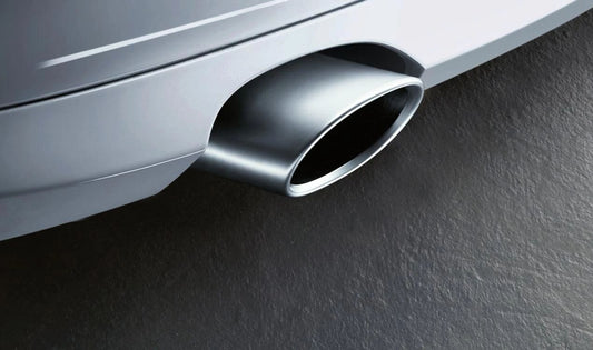 Cola de escape decorativa aluminio mate OEM 18308574026 para BMW X3 F25 y X4 F26 (modelos con paquete X Line). Mejora estética trasera. Original BMW.