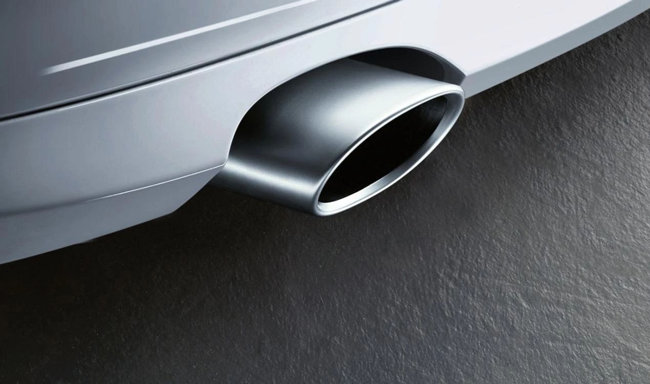 Embellecedor de escape aluminio mate OEM 18307610638 para BMW F20 125d y 125i (todos los motores y transmisiones). Da un toque deportivo y elegante. Pieza original BMW.