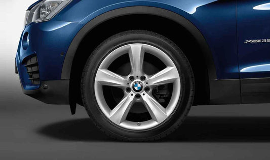 Llanta de aleación diseño estrella 606 19" OEM 36116862888 para BMW X3 F25 y X4 F26. Compatible con versiones sDrive18d y sDrive20i. Acabado en plata reflex. Original BMW.
