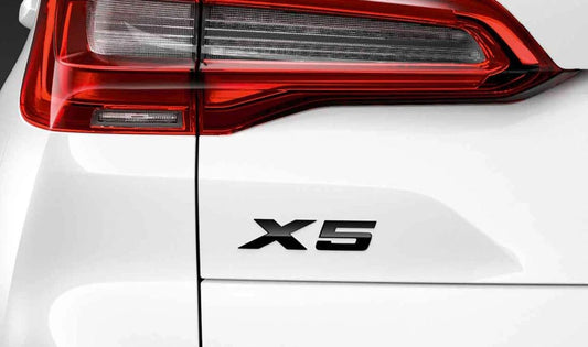 Rear emblem "X5" Bright Black OEM 51142472837 for BMW X5 G05, G05N. Ideal to give a sports and elegant touch to the car trunk. Original BMW.