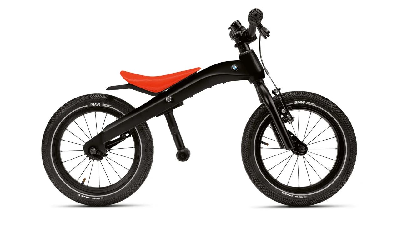 Bicicleta infantil BMW Kidsbike negra/naranja OEM 80915B319B7 para aprender a montar. Funciona como bicicleta y correpasillos. Recomendada de 3 a 6 años. Original BMW.