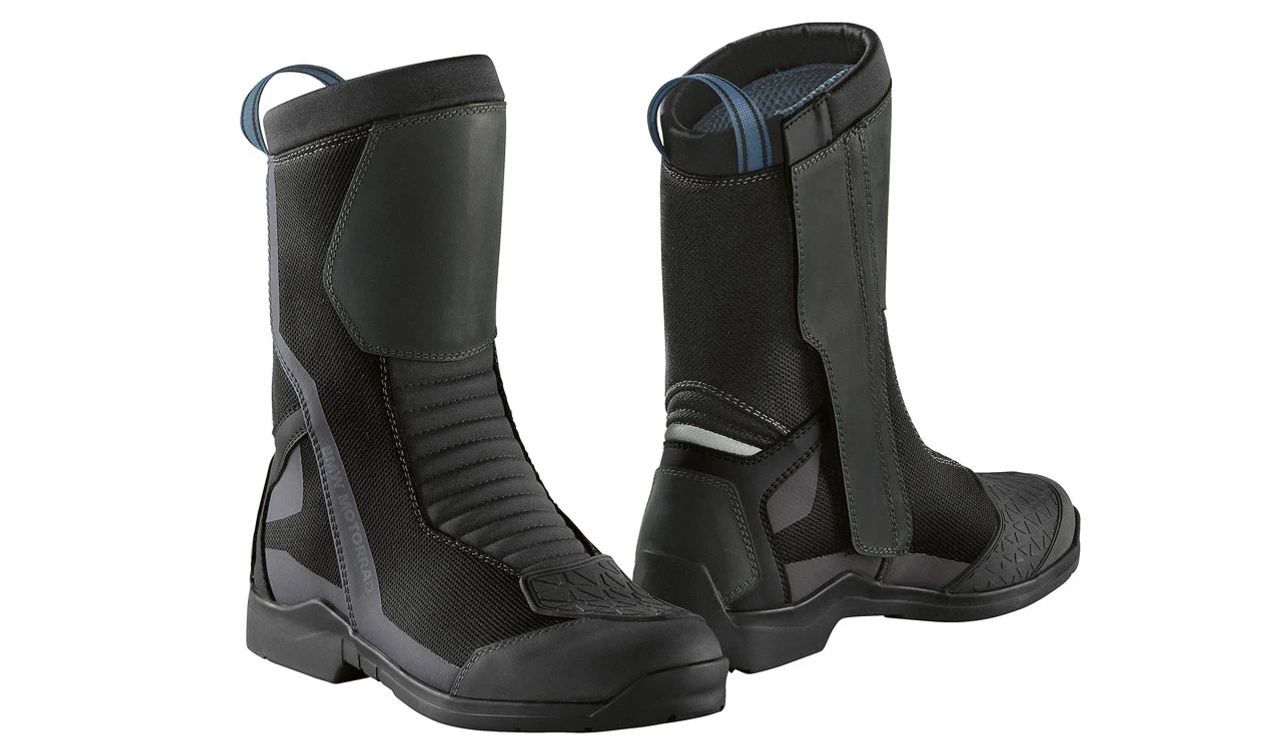 Botas de moto touring ventiladas Pillon AIR OEM 76228526006 para BMW Motorrad {todos los modelos}. Original BMW Motorrad. Ideal para clima cálido, con suela resistente a aceite y gasolina. Unisex.
