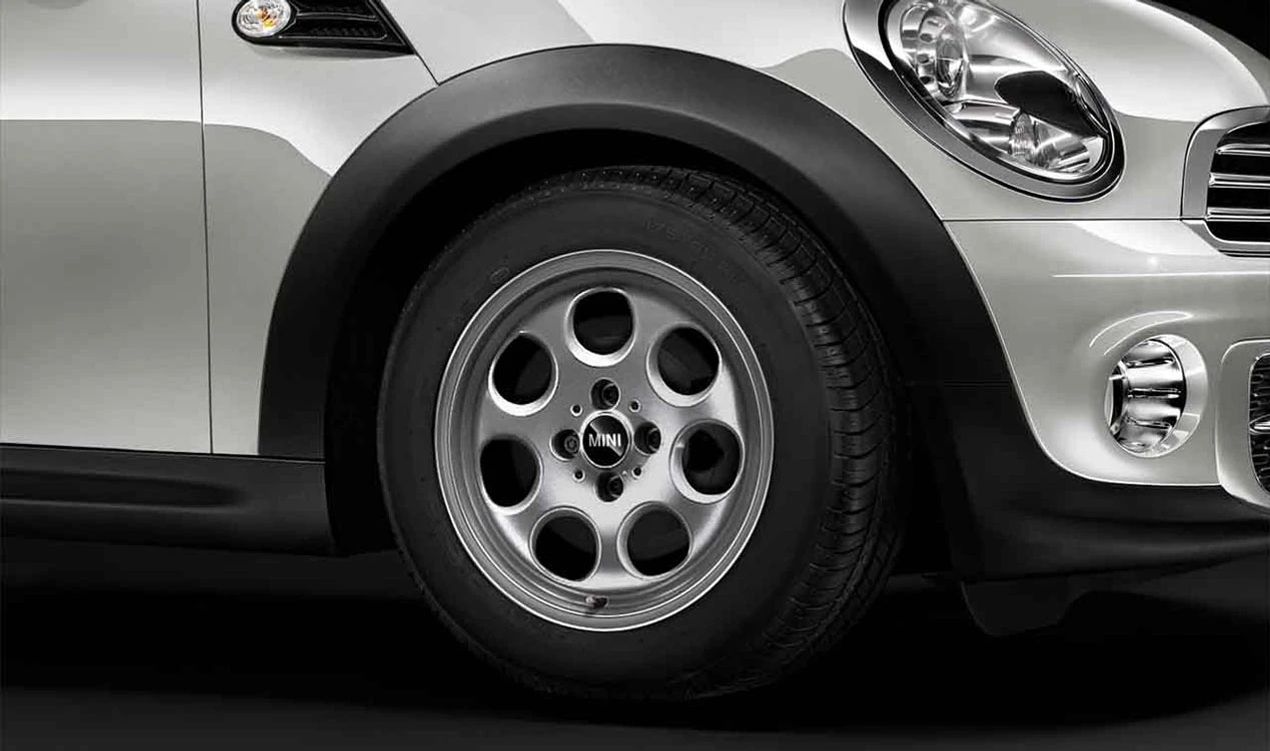 Jante alliage léger argent 5.5Jx15 ET45 (7 trous) OEM 36111512458 pour MINI R50, R53, R56, R55 Clubman, R52 Cabrio, R57 Cabrio, R58 Coupé, R59 Roadster... et plus encore. MINI d'origine.