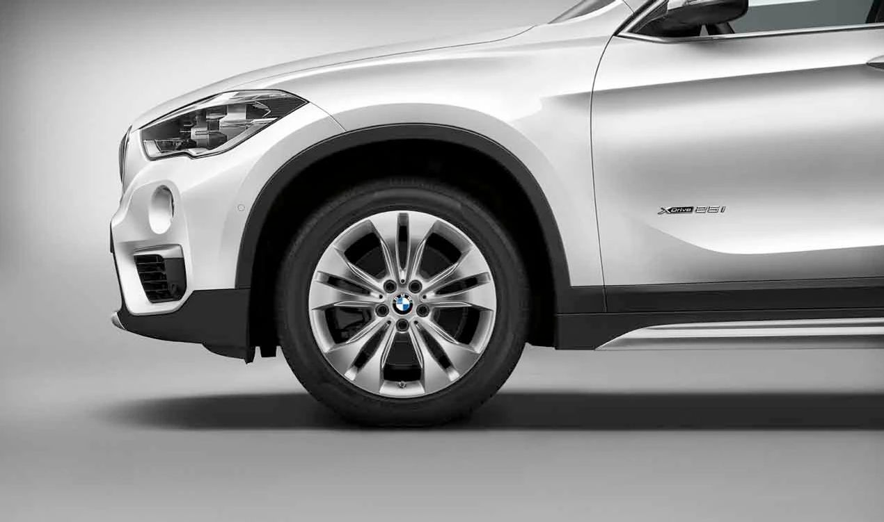 Aluminium Tire Double Radio 567 OEM 36116881443 pour BMW X1 (F48, F48N, F49) et BMW X2 (F39). Mesure 7.5x18 ET51. Couleur réflexe argentée. BMW d'origine.