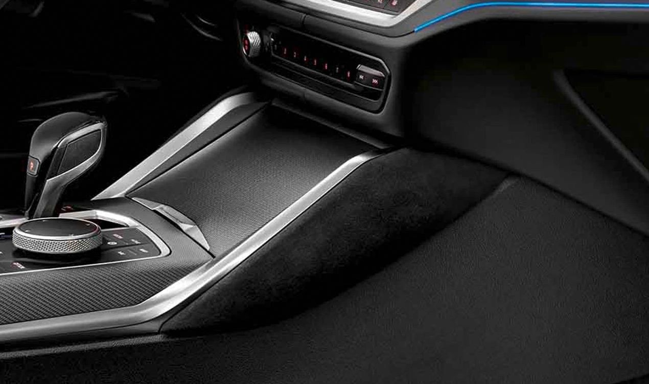 Kniepads deportivos Alcantara OEM 51955A271B6 para BMW Serie 2 G42,G87; Serie 3 G20,G20N,G21,G21N,G28,G28N,G80,G80N,G81,G81N; Serie 4 G22,G22N,G23,G23N,G26,G26E,G26F,G26N,G82,G82N,G83,G83N. Original BMW.