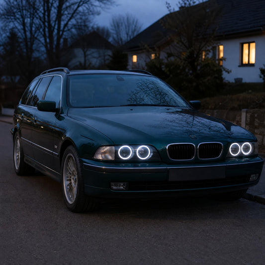 BMW Série 5 E39 Touring verde-escuro anterior ao restyling, ao anoitecer, com angel eyes LED brancos nos faróis
