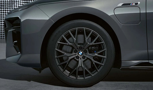 Juego de llantas y neumáticos de invierno M Performance Y-Spoke 911 OEM 10026425B para BMW G70. Llantas de 20" en color Jet Black mate con neumáticos Pirelli. Original BMW.