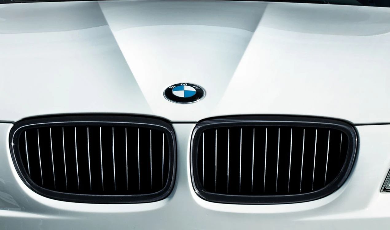 Parrilla decorativa M Performance negra izquierda OEM 51712158985 para BMW E92, E92 LCI, E93, E93 LCI. Original BMW.