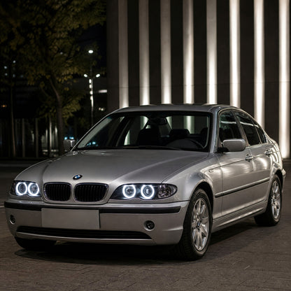 BMW Série 3 E46 berlina restyling (LCI) prateado, à noite, com angel eyes LED brancos: dois anéis acesos em cada farol
