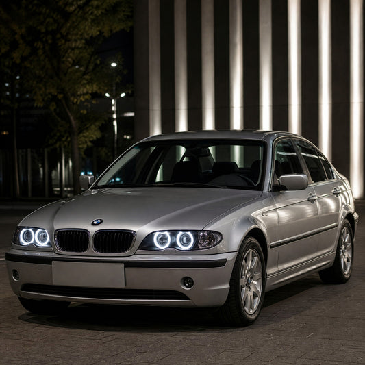 BMW Serie 3 E46 berlina restyling argento di notte con angel eyes LED bianchi: due anelli accesi in ogni faro