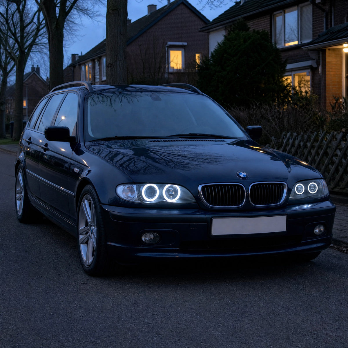 BMW Série 3 E46 Touring azul-escuro, ao anoitecer, com angel eyes LED brancos, dois anéis por farol