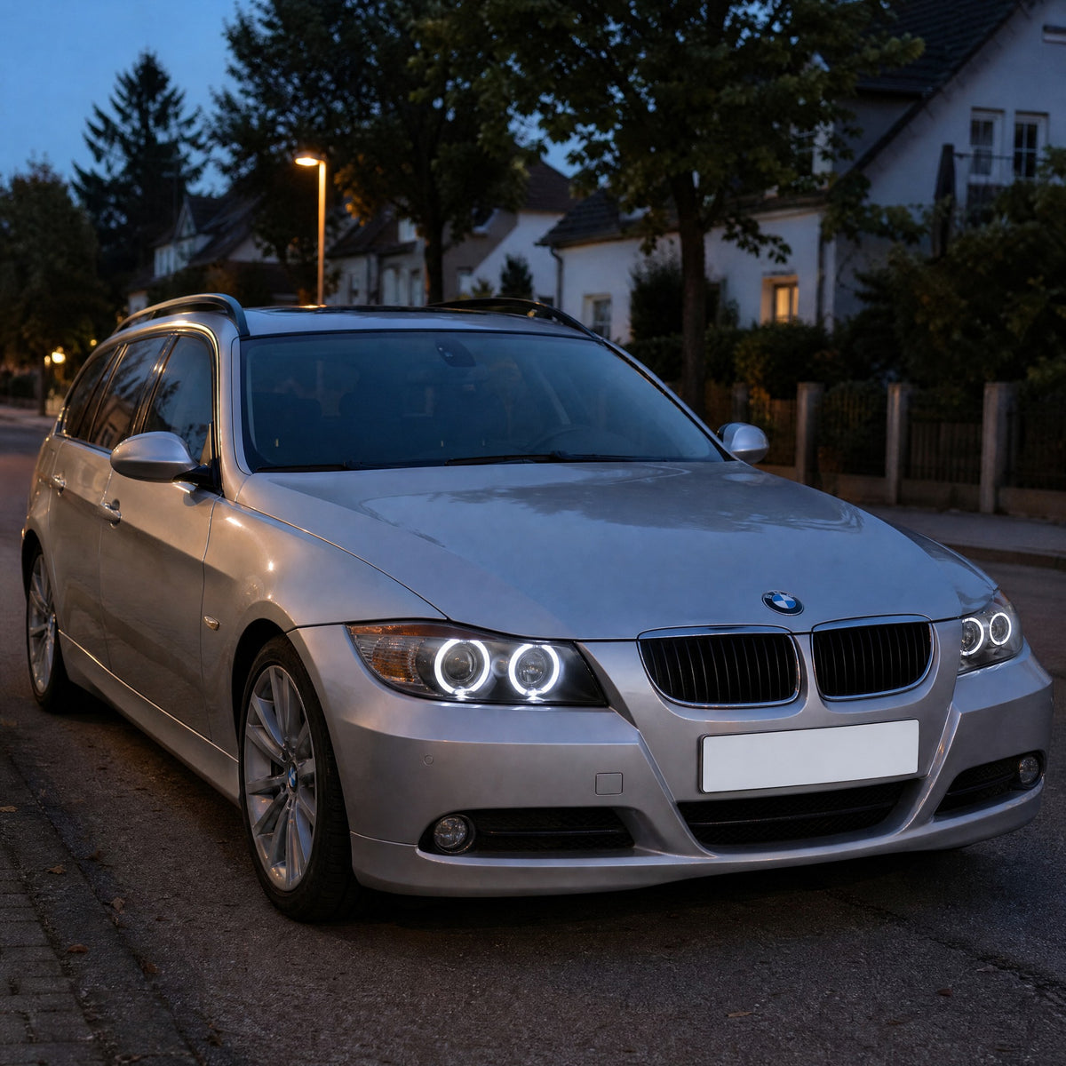 BMW Série 3 E91 Touring cinzento prateado, ao anoitecer, com anéis LED brancos de angel eyes