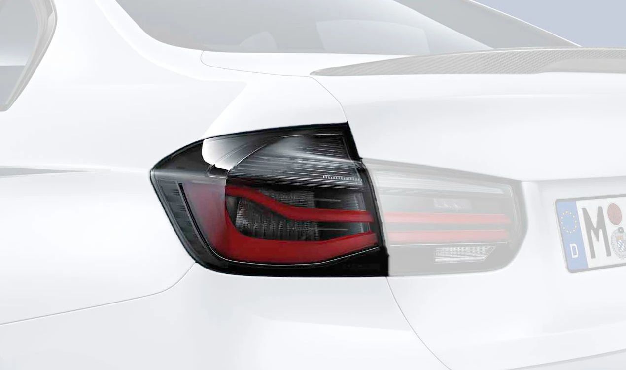 Piloto trasero M Performance gris OEM 63212450107 para BMW F30, F30N, F35, F35N, F80, F80N. Luz trasera LED original BMW con diseño ahumado deportivo. Requiere codificación en modelos anteriores al LCI.