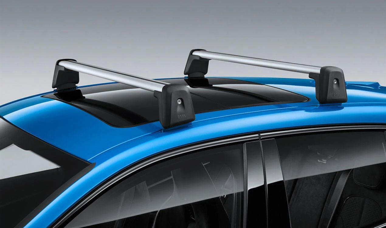 OEM 82712457809 Barras de teto do suporte para BMW F40 e F70. Compatível com baús e acessórios BMW originais. Instalação fácil com chave anti -theft. BMW original.