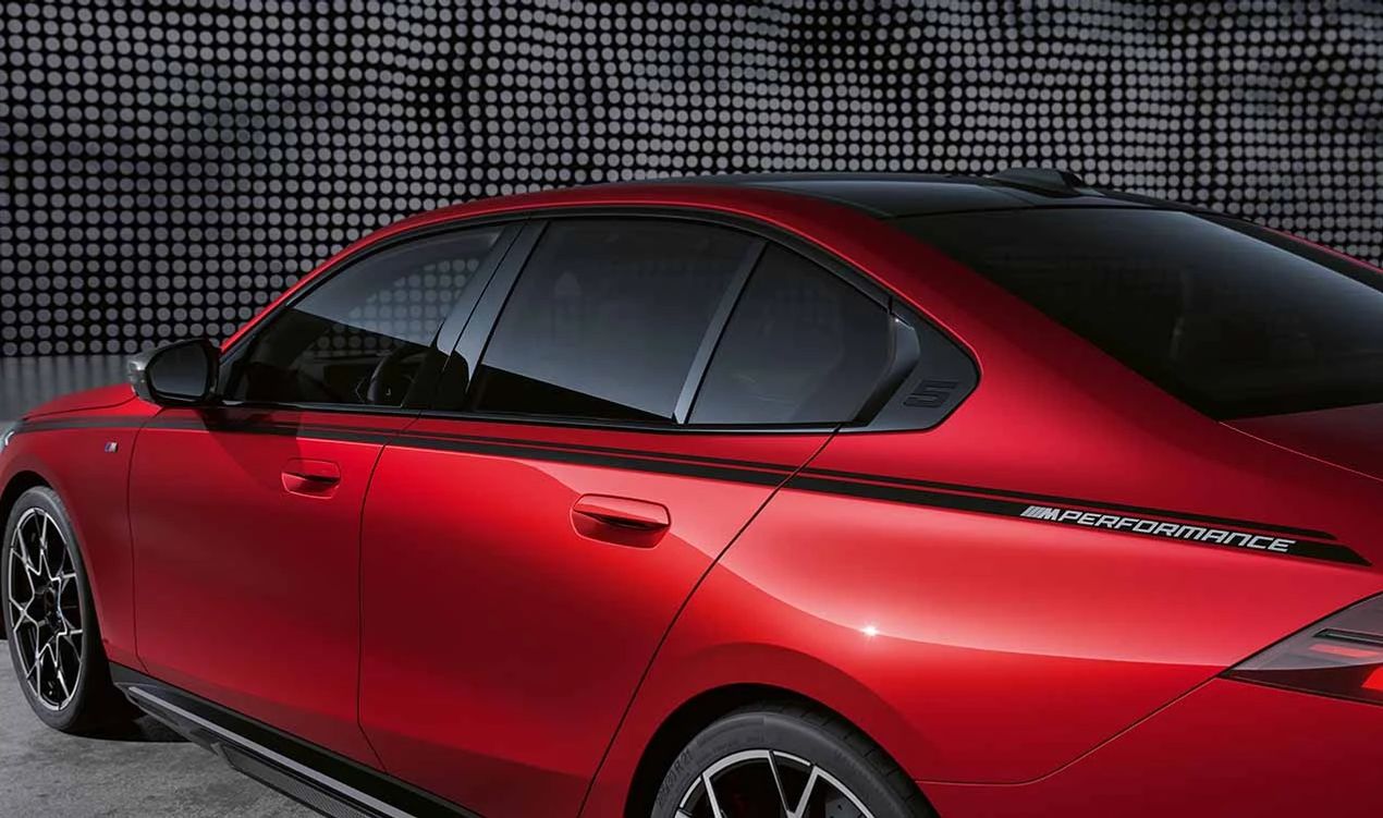Vinilos laterales M Performance negro mate OEM 82145A8EDB7 para BMW Serie 5 G60 y G61. Con líneas paralelas y logotipo M gris. Elegancia deportiva y fácil instalación. Original BMW.