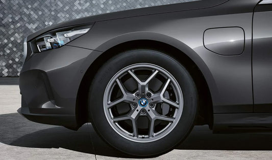 Llantas de aleación 18" Aerodinámicas 932 lightning grey OEM 36115A324D5 para BMW G60, G61, G68. Original BMW.