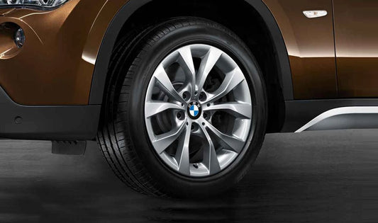 Llanta de aleación diseño V-Radio 318 8x18 ET34 OEM 36116789141 para BMW X1 E84. Color plata reflex original BMW. Apta para módulo RDC. Incluye tornillos y tapa de buje. Solo válida para BMW X1 E84. Original BMW.