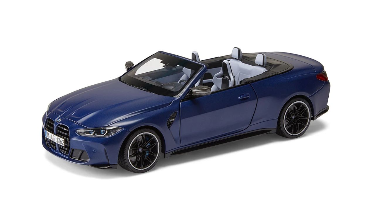 BMW M4 Cabrio G83 Miniaturskala 1:18 mit Klapptüren und großem Detail. OEM 80435A51951 für BMW G83. Sammeln von +14 Jahren. Blaue Portimao Farbe. Metallisches und Kunststoffmaterial. Original BMW.