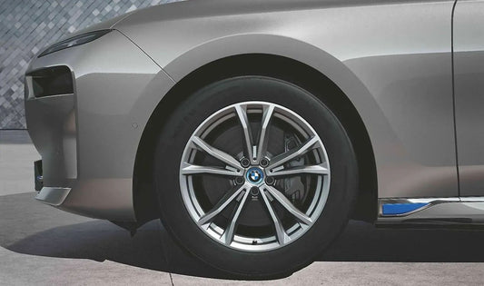 Doppelspeiche 903 per pneumatici invernali completi per la serie BMW 7 G70 (OEM 10017223). BMW originale.