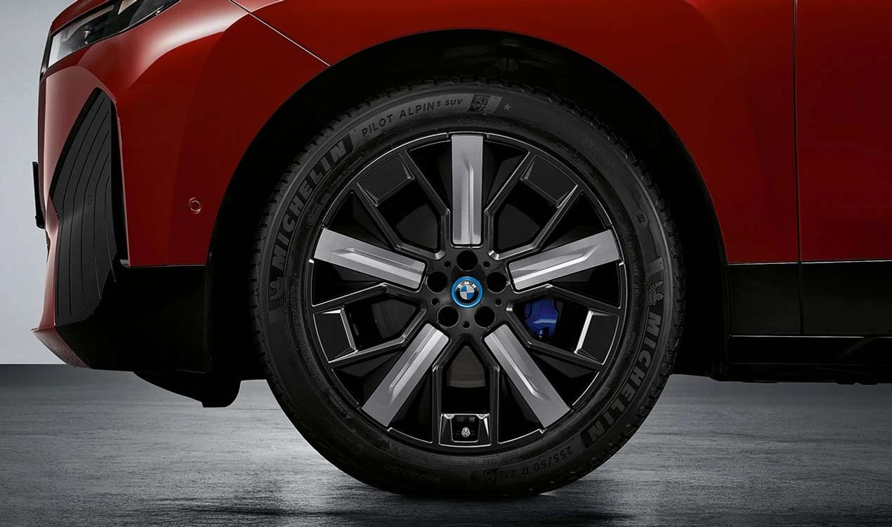 Juego de ruedas completo de invierno con llantas Aerodynamikrad 1011 OEM 10026488B para BMW iX (I20). Incluye neumáticos Goodyear Ultra Grip. Apto para nieve. Montado y equilibrado. Original BMW.