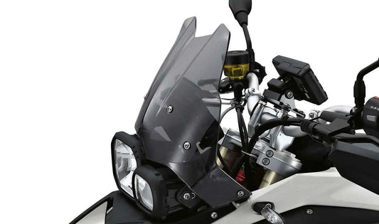 Cúpula parabrisas alta y ahumada OEM 77338561755 para BMW Motorrad F 700 GS, F 800 GS, F 650 GS. Compatible con modelos FK70 y FK72. Protección ideal contra viento. Original BMW Motorrad.