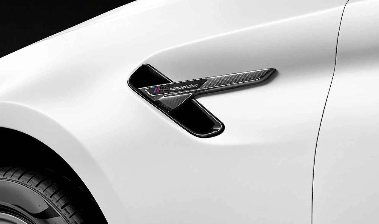 Embellecedor lateral M Performance carbono OEM 51719627254 para BMW F90N M5. Pieza derecha para entrada de aire en aleta. Mejora estética deportiva. Original BMW.