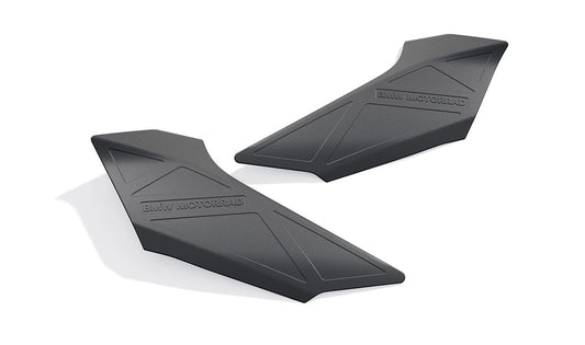 Protector de chasis derecho OEM 46637106108 para BMW Motorrad R1300GS. Evita arañazos y desgaste por las botas en uso offroad. Montaje fácil. Original BMW Motorrad.