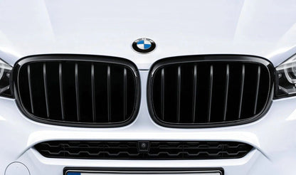 Parrilla decorativa M Performance delantera izquierda negro brillo OEM 51712334708 para BMW X5 F15, X6 F16. Original BMW.
