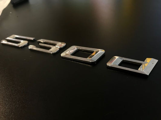 Logo insignia letras 530d OEM 51147039787 para BMW E60, E61. Original BMW.