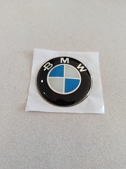 Adhesivo emblema para volante BMW de 43 mm Variante 1 - vista frontal y reverso autoadhesivo
