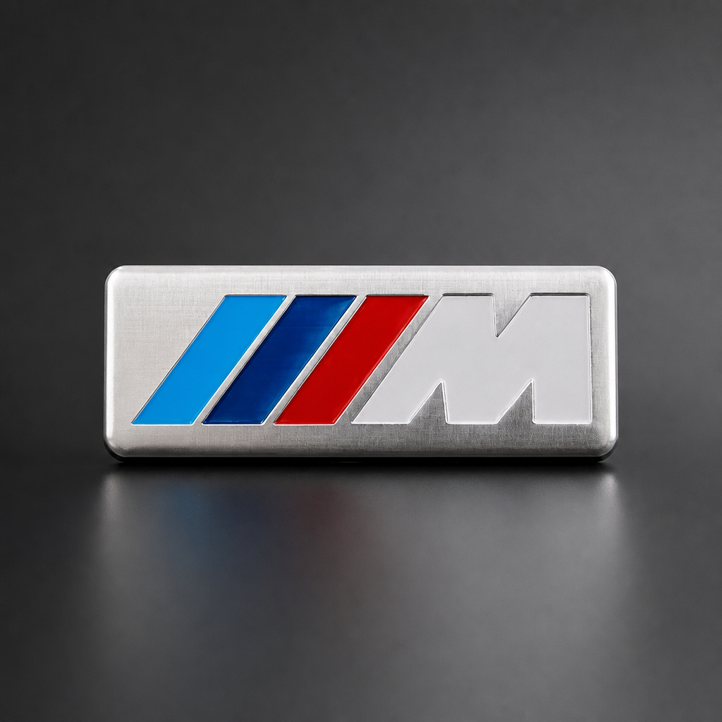 Emblema metálico adhesivo para tu BMW plata/cromado / logo M tricolor con letra M / 8 × 3 cm - packshot frontal con acabado deportivo