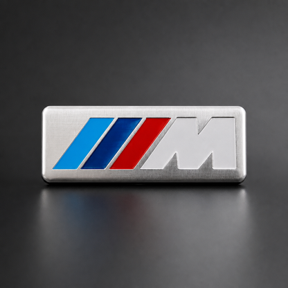 Emblema metálico adhesivo para tu BMW plata/cromado / logo M tricolor con letra M / 8 × 3 cm - packshot frontal con acabado deportivo