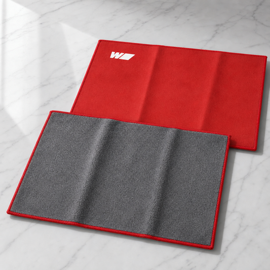 Paño microfibra BMW M rojo y gris con logotipo M blanco - vista principal en estudio premium