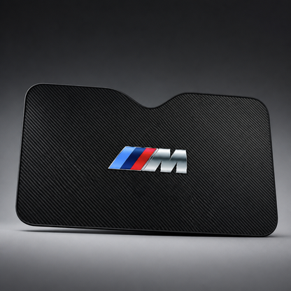 Parasol BMW logo M tricolor sobre fondo efecto carbono / negro efecto carbono con azul claro, azul oscuro, rojo y plateado desplegado para parabrisas delantero - packshot frontal premium