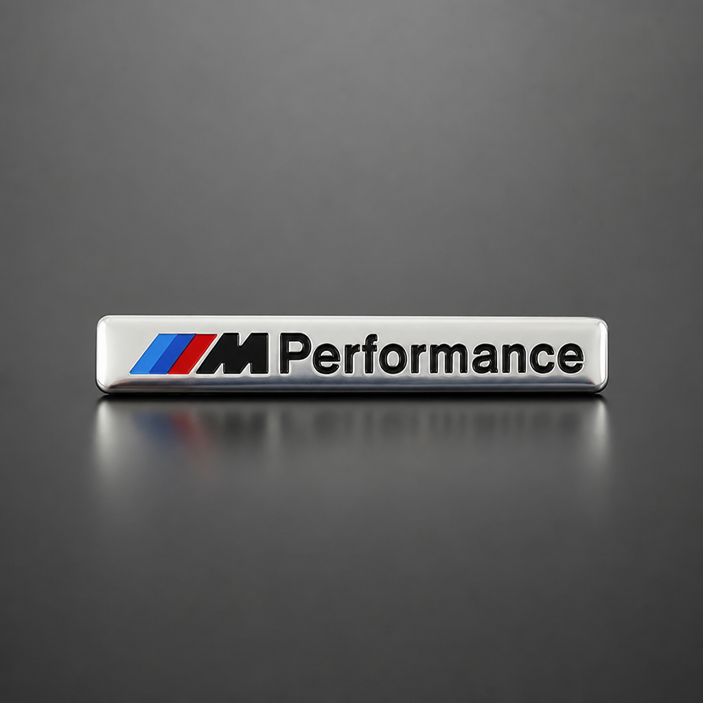 Emblema metálico adhesivo para tu BMW plata/cromado / logo M tricolor + texto "MPerformance" / 8,5 × 1,2 cm - packshot frontal con acabado deportivo