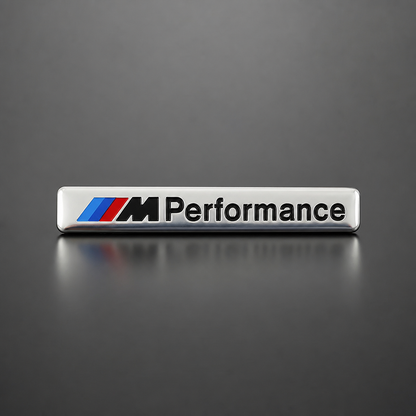 Emblema metálico adhesivo para tu BMW plata/cromado / logo M tricolor + texto "MPerformance" / 8,5 × 1,2 cm - packshot frontal con acabado deportivo