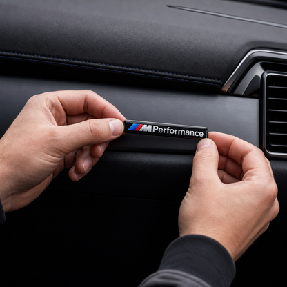 Emblema metálico para tu BMW en zona lisa del habitáculo - escena 6 estilo deportivo