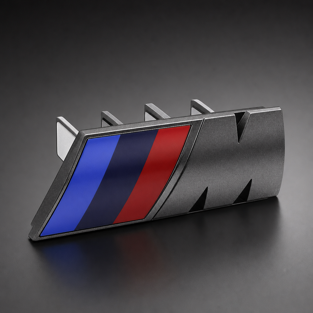 Emblema M para parrilla BMW Gris roca con franjas tricolor y clip trasero en packshot premium