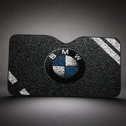 Parasol BMW logo BMW redondo sobre textura salpicada con esquinas blancas / negro, blanco y azul desplegado para parabrisas delantero - packshot frontal premium