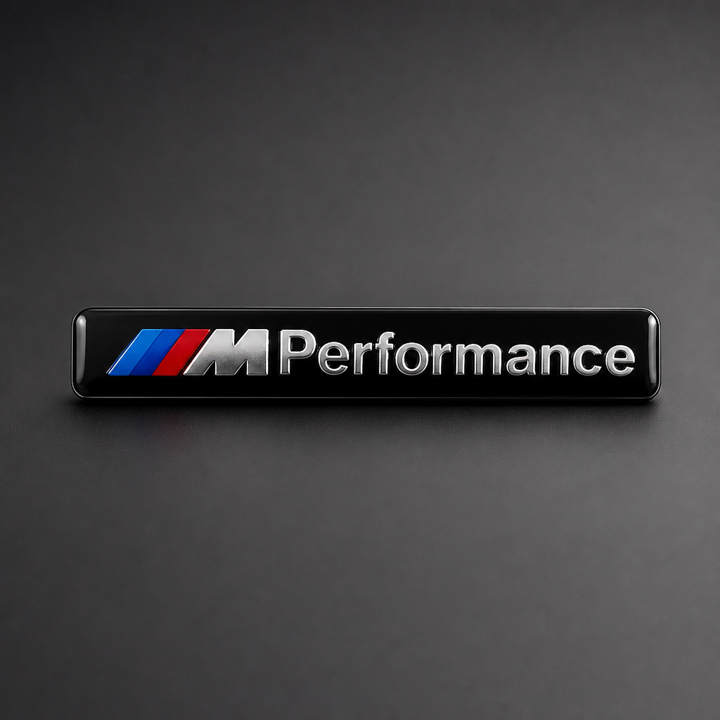Emblema metálico adhesivo para tu BMW negro brillo / logo M tricolor + texto "MPerformance" / 8,5 × 1,2 cm - packshot frontal con acabado deportivo