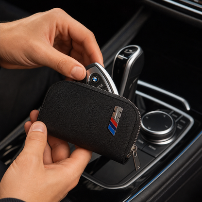 Estuche portallaves BMW M en uso diario dentro del coche - escena 5 estilo premium