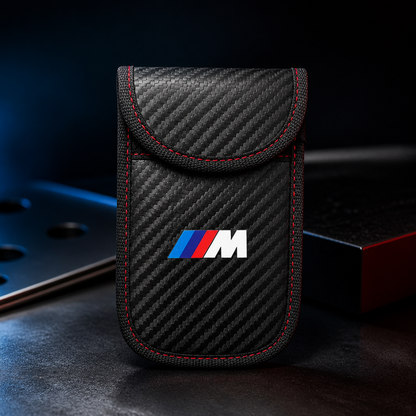 Funda para llave BMW M negra, efecto fibra de carbono, costuras rojas y solapa en vista principal
