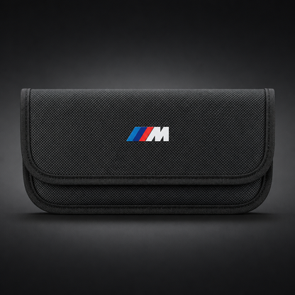 Funda Faraday para móvil y tarjetas para tu BMW Variante 1, con logo M y packshot frontal sobre fondo grafito