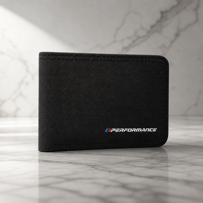 Cartera M Performance para BMW en negro y gris jaspeado con logo frontal sobre fondo premium