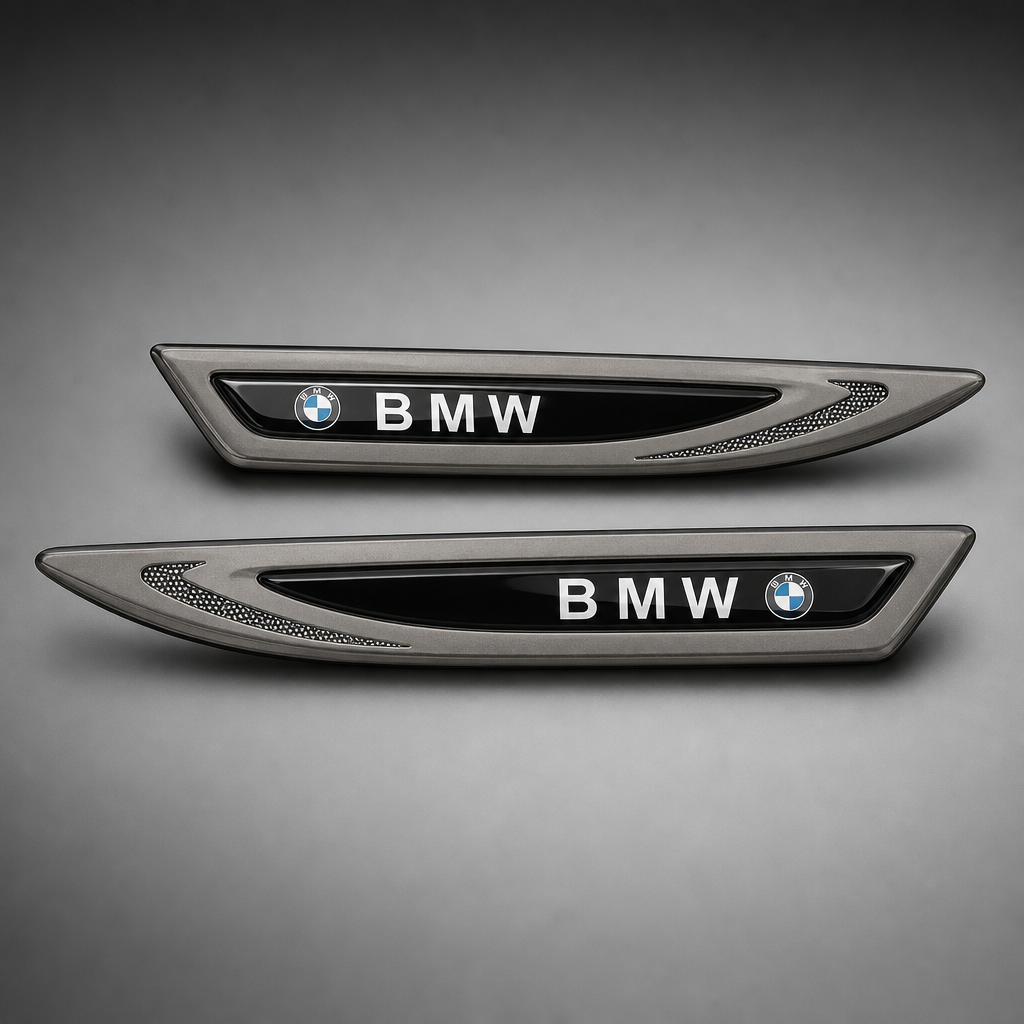 Embellecedor lateral BMW BMW / Gris ahumado/negro brillante con placa negra brillante - packshot frontal premium